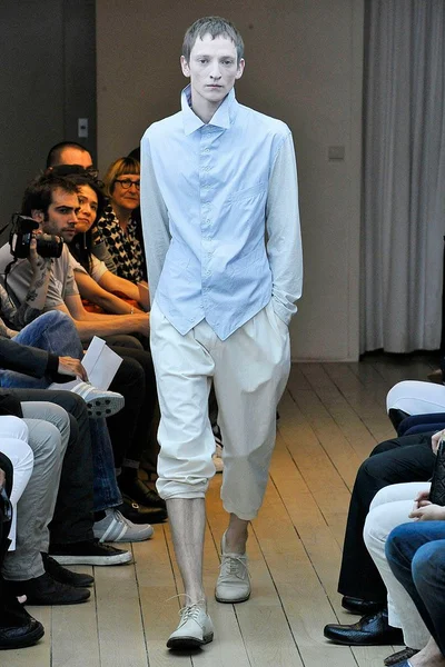 Look 16